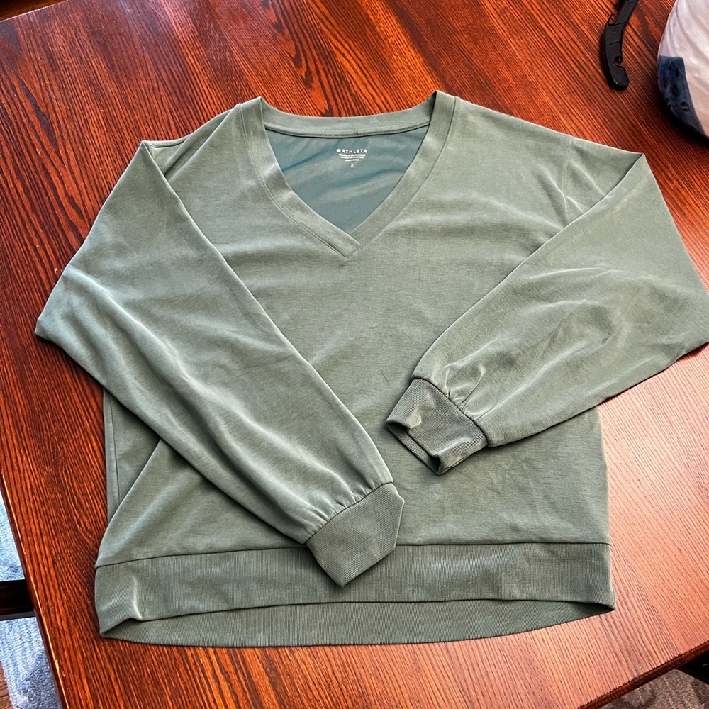 Athleta Willow Seasoft V Neck Sweatshirt Green size L
